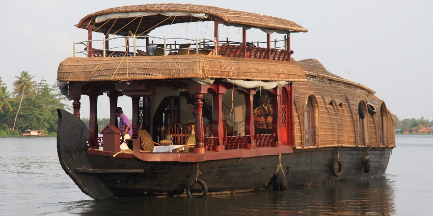 A houseboat cruise is one of the best things to do near Ashtamudi Lake