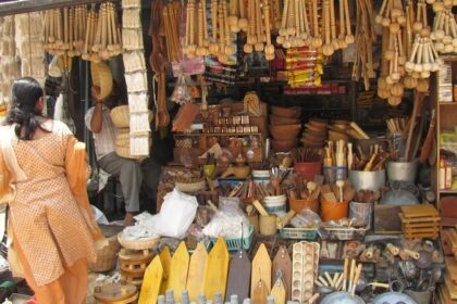 Peruse through traditional handicrafts and artefacts while shopping in Trivandrum