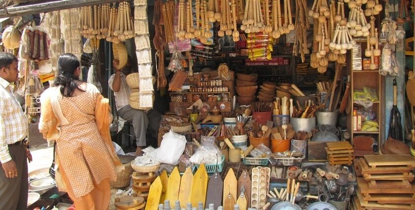 Peruse through traditional handicrafts and artefacts while shopping in Trivandrum