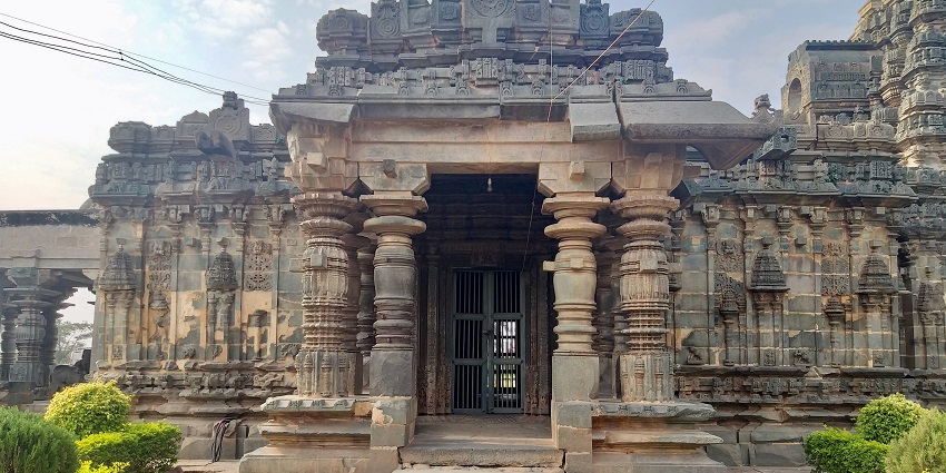 Anandeshwar Mahadeva Temple is a classic sanctuary in Pandalam with lively processions