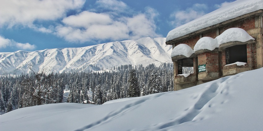 Gulmarg is one of the places to visit in January in India due to its snow-covered landscapes