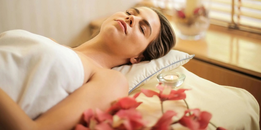 There are several spa resorts near the lake where you can enjoy Ayurvedic massages