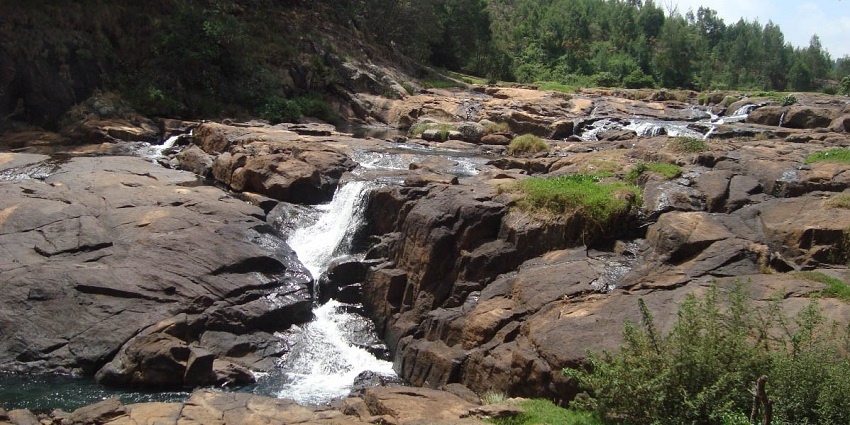 Kallerimoole waterfalls is one of the biggest waterfalls in Kasaragod that offers untouched beauty