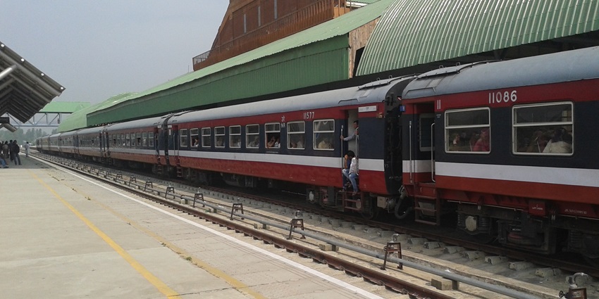 You can travel by train to reach the Ramnagar Wildlife Sanctuary in Jammu and Kashmir