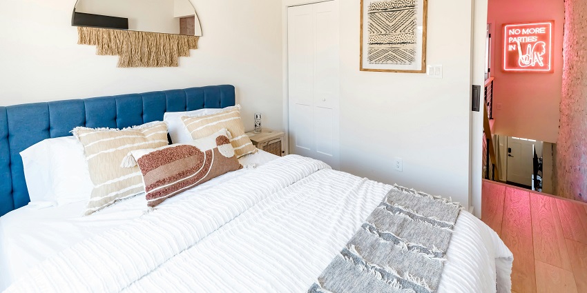 Opt for some good stay options in a nearby location while exploring the attraction.