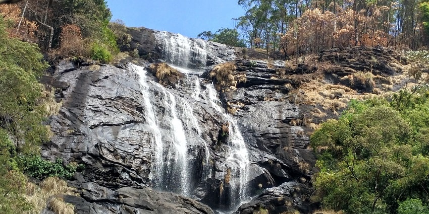 The Irachil Para Waterfall is located near the Karimutty Waterfall and is ideal for sightseeing