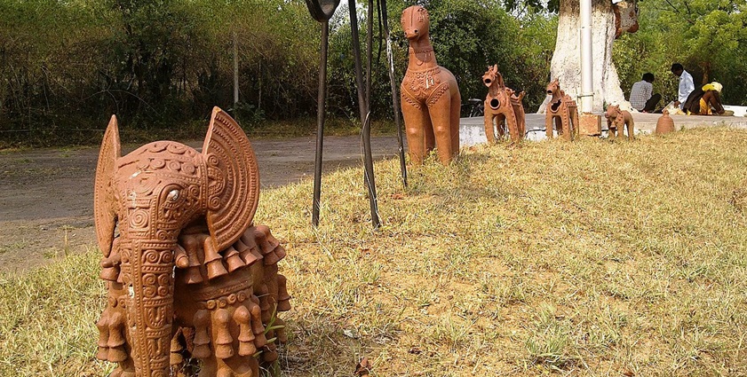 Watch the sculptures and arts of Khajuraho tribes at Adivart, Tribal and Folk Art Museum.