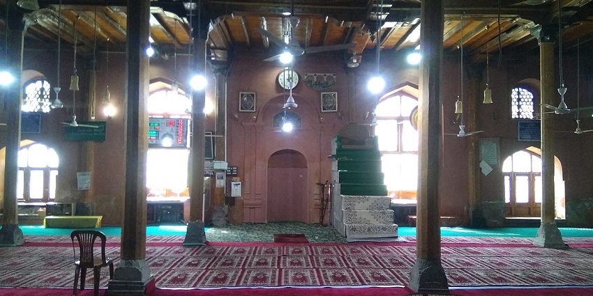 Aali Masjid is a charming all-wooden structure, spreading its charm among Kashmir mosques.