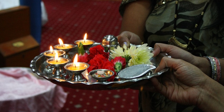 Participate in the aarti at the Pandalam Mahadeva Temple, one of the Pandalam temples
