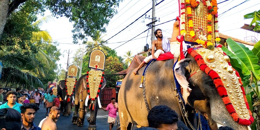 This temple, reflecting the invincible faith of believers, is among the revered Kuttichathan temples in Kerala.
