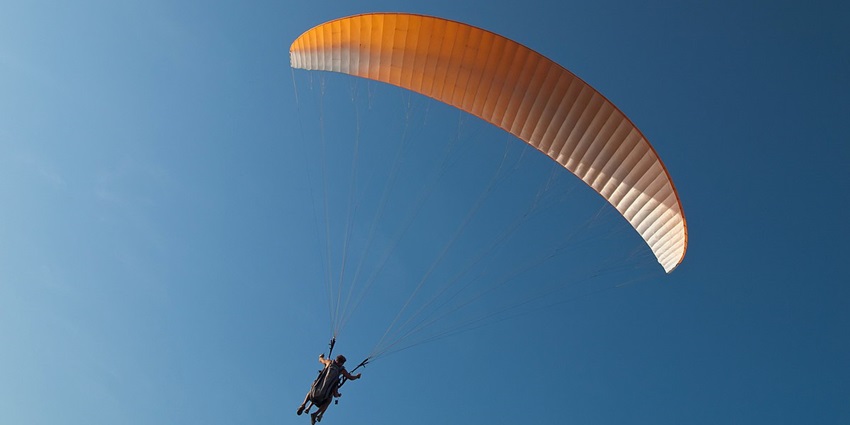 Enjoy enthralling outdoor sports activities like paragliding in Himachal Pradesh