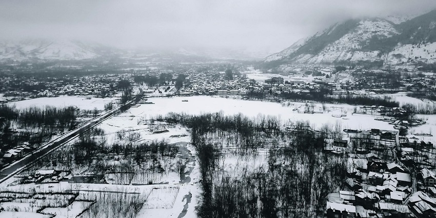 The semi frozen dal lake is the prominent tourist place to visit in srinagar in winter.