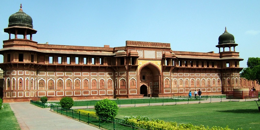 Explore the intricate designs and historical architecture of the popular forts in India