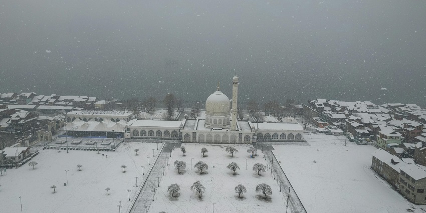 Aish Muqam houses the important relics of Baba , making it a well revered Kashmir mosque.