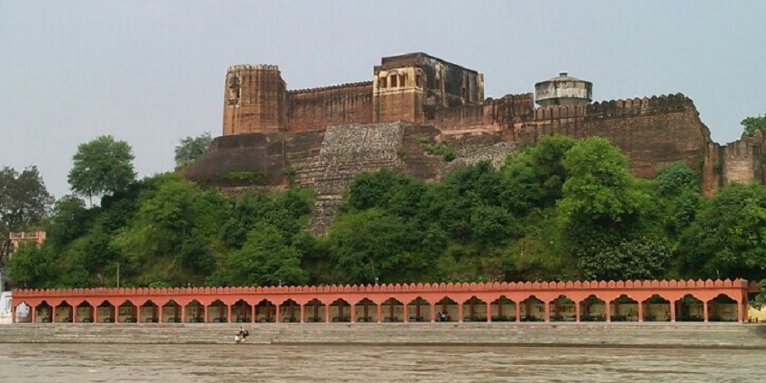 Learn about the history of the significant Akhnoor Fort, Jammu and Kashmir, India.