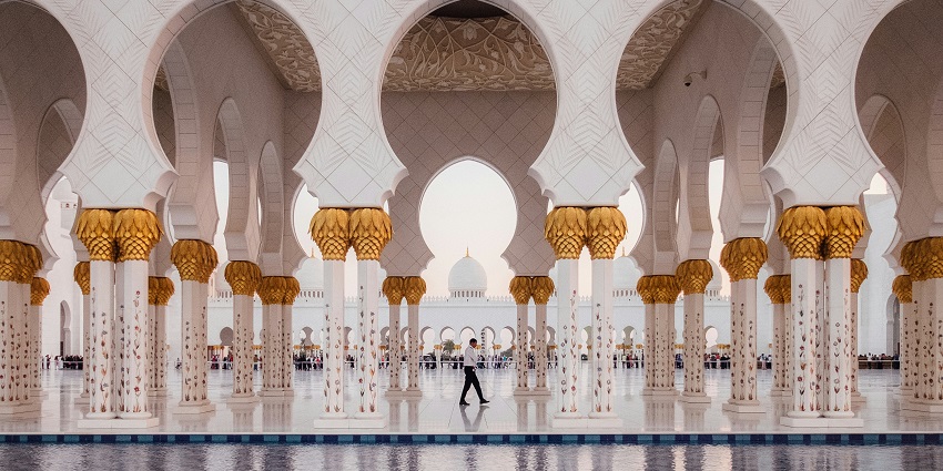Take a mesmerizing gaze at the Al Bateen Mosque, one of the oldest Abu Dhabi mosques.