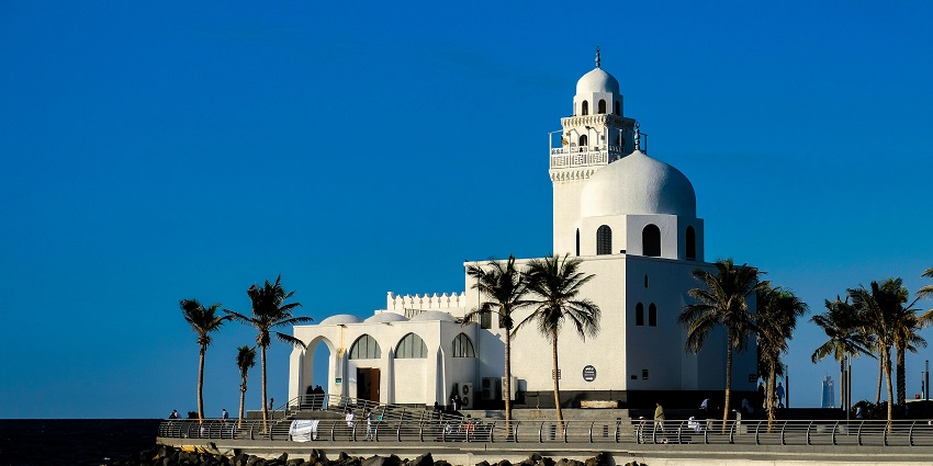 Enjoy the iconic architecture of Al Reem Island Mosque, one of the Abu Dhabi mosques.