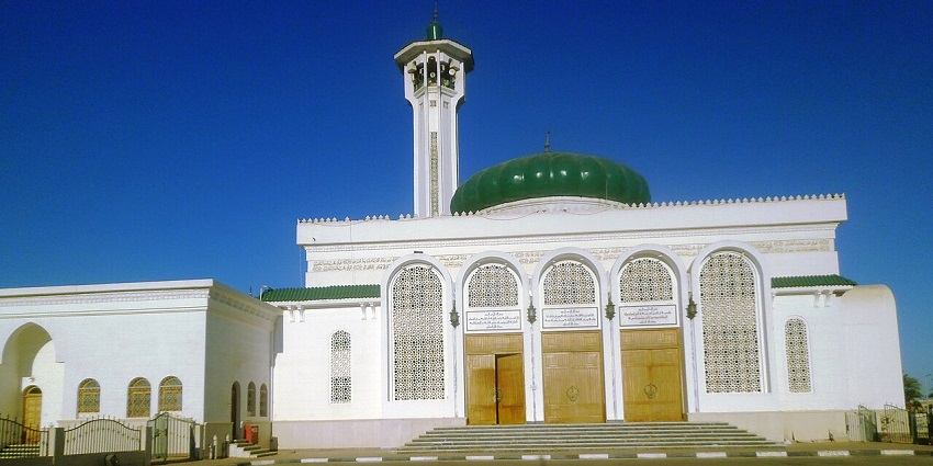 Enjoy the modern Islamic culture and traditions at the famous Al Salam Mosque in Dubai.