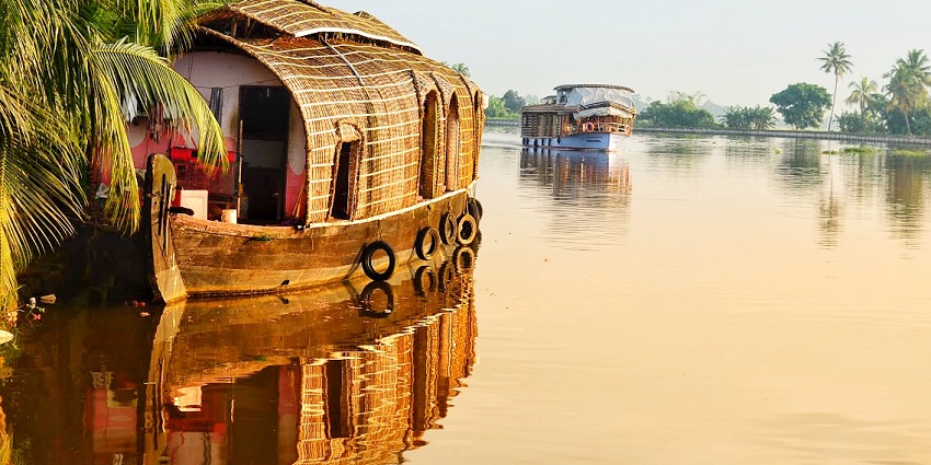 One of the most unique places to visit near Kottayam, Alappuzha is known as the Venice of the East.