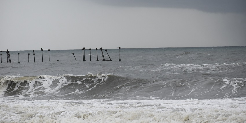 Alappuzha Beach is one of the places to visit in Kerala due to its old lighthouse