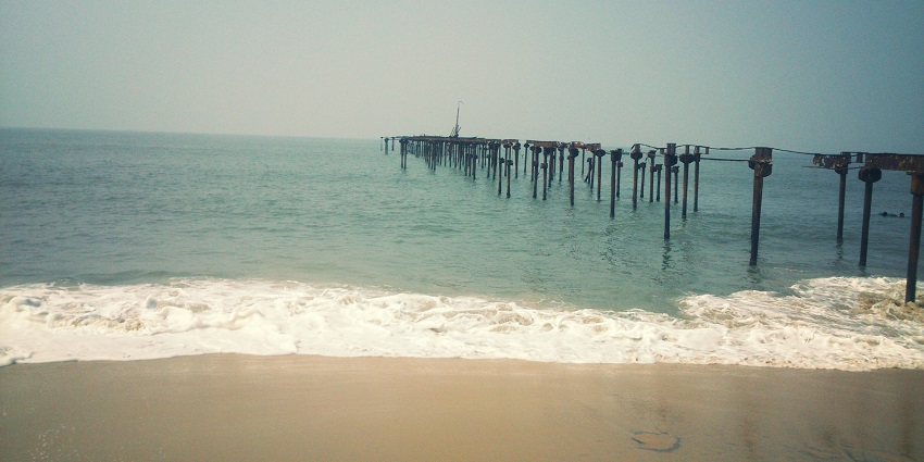 Clear turquoise water along the golden shores of Alappuzha beach offer a ideal coastal view