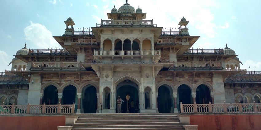 The collection of artefacts makes Albert Hall Museum, one of the best state museums in India.