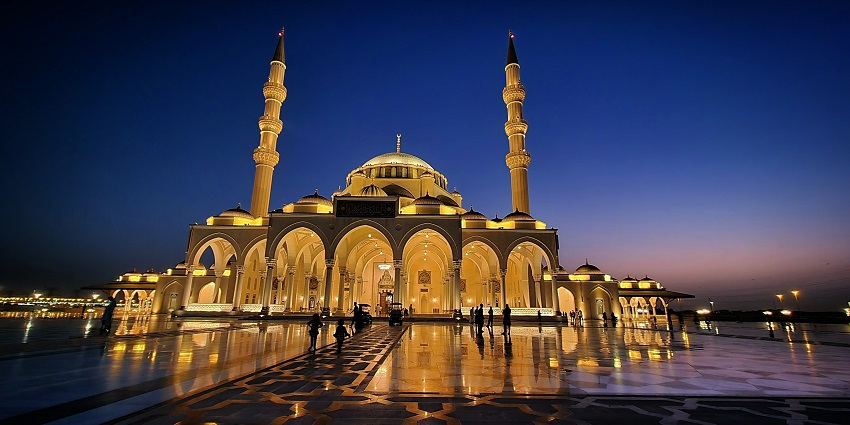 Enjoy the scenic strolls through Ali Bin Ahmed Al Dhaheri Mosque in Abu Dhabi, UAE.