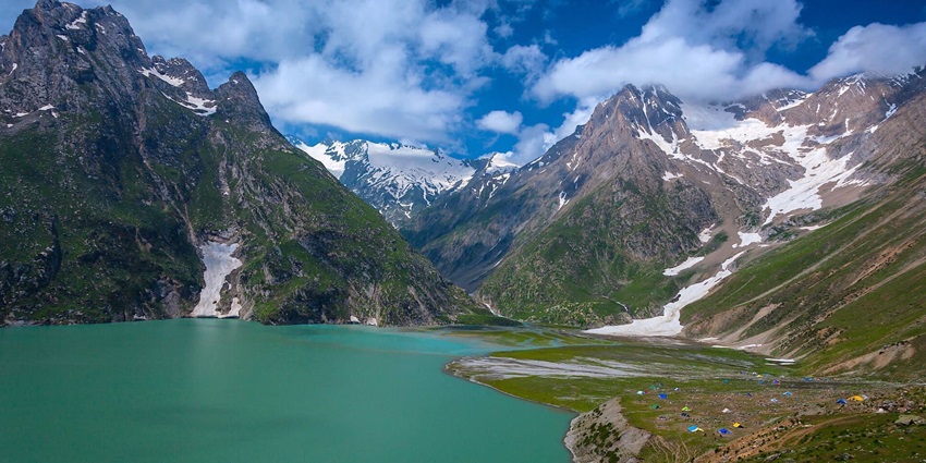 Alpather Lake is one of the best places to visit in Jammu and Kashmir in September