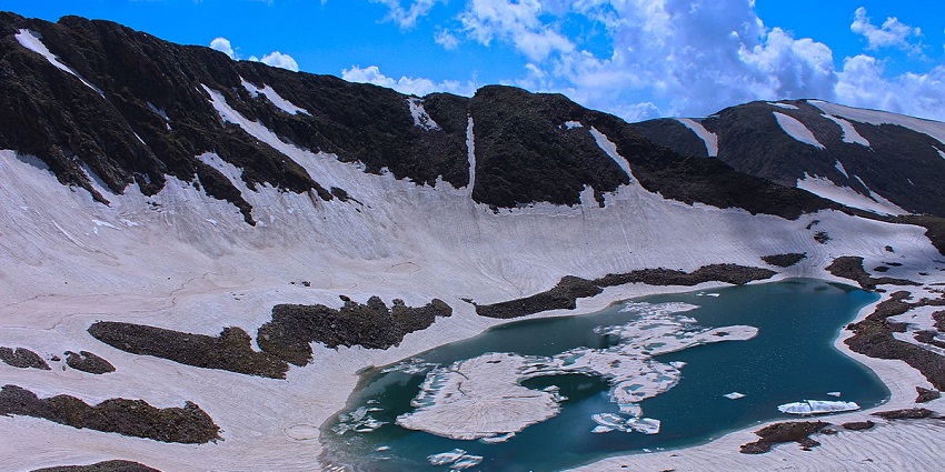 The snowy frozen Alpather Lake, one of the serence places to visit in Gulmarg in December