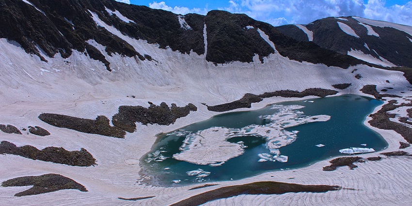 Surrounded by rocky meadows, Alpather Lake is one of the best places to visit near Gulmarg