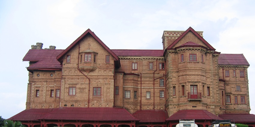 Visit the Amar Mahal Palace - one of the best things to do in Jammu