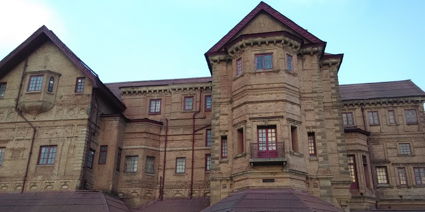 Witness the mesmerising and elegant Amar Mahal palace, which is a citadel on a hillock.