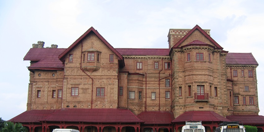 The opulent Amar Mahal Palace resembles a French castle and overlooks the Tawi River