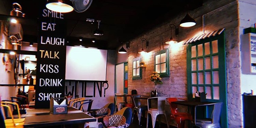 Enjoy a delicious Asian meal at the Full Moon Cafe and enjoy the nightlife in Havelock