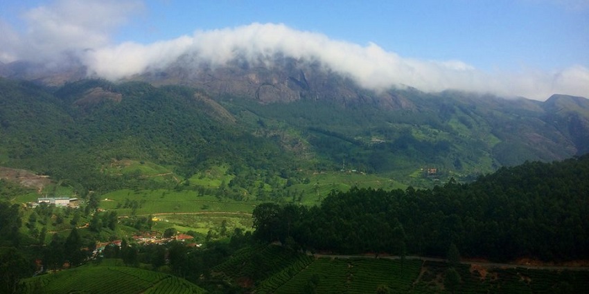 A jaw-dropping view of the Anamudi Peak, one of the best places to visit in Kanthalloor.