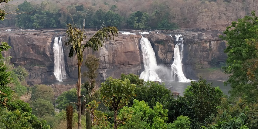 One of the most beautiful places to visit in Gavi, this waterfall shows the nature treasure of Gavi.