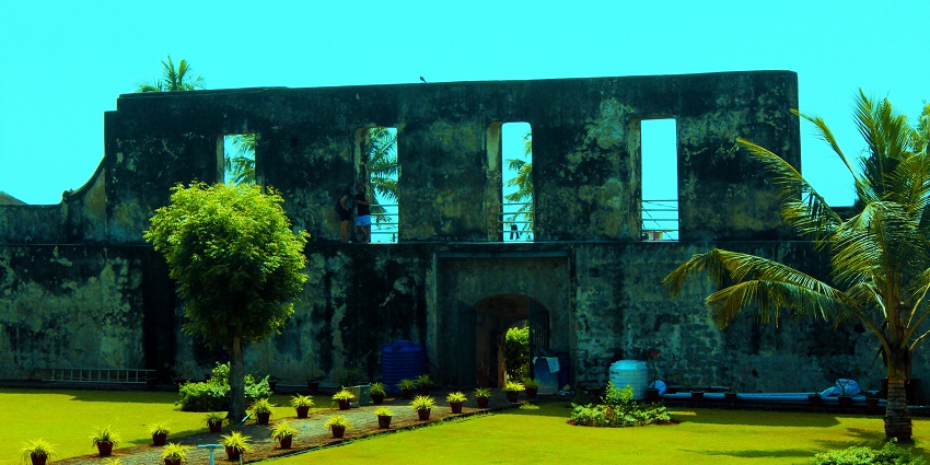 Anchuthengu Fort Temple, among the best Varkala temples, was built by the British East India Company.