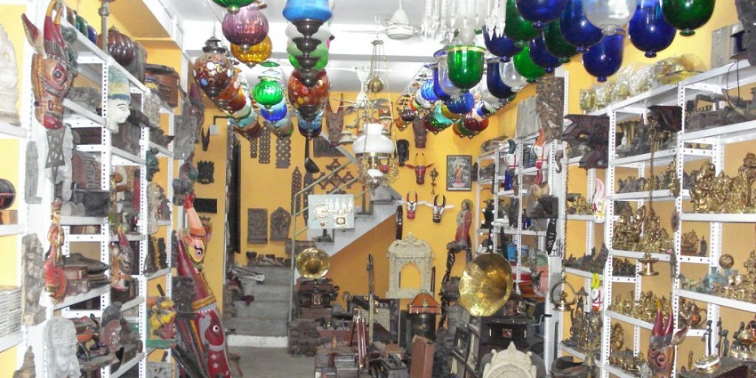 Pick up antiques at the Jew Street in Kochi where you can shop for antiques and crafts