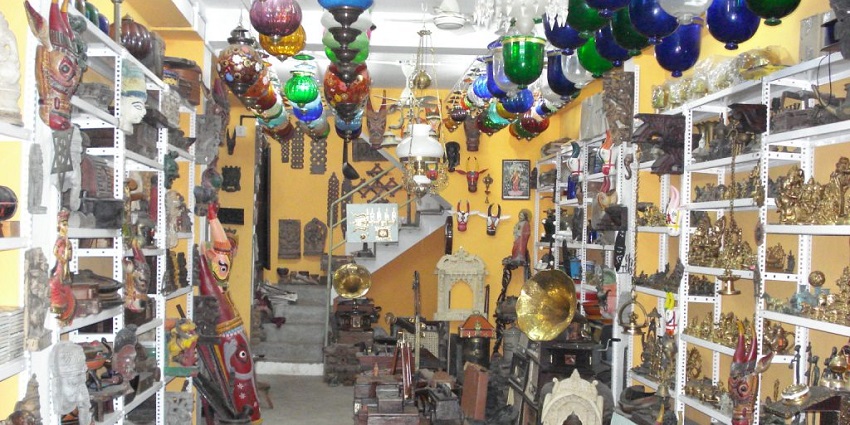 Go street shopping in Kochi at the Jew Town market and discover an array of crafts