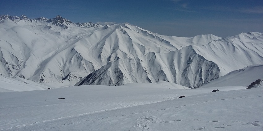 Apharwat Peak one of the tourist attractions in Gulmarg lets you witness its grandeur.