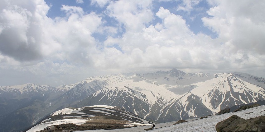 Apharwat peak with snow and clouds, unmissable in places to visit in Gulmarg in December