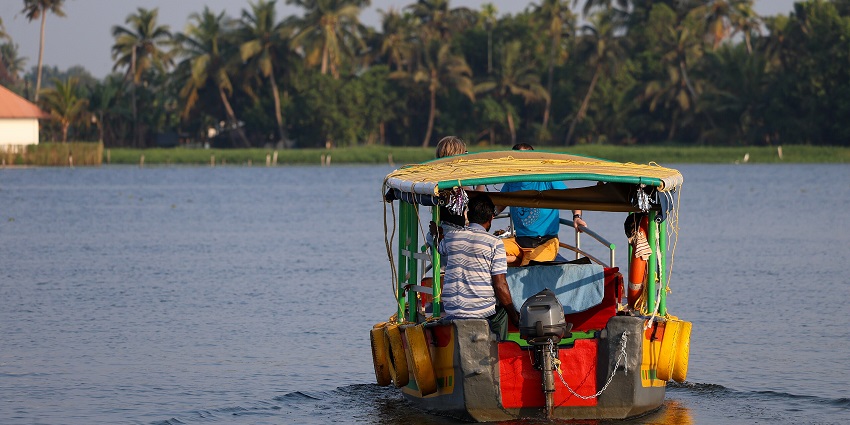 The view of a houseboat in Alappuzha, one of the places to visit in Kerala in July.