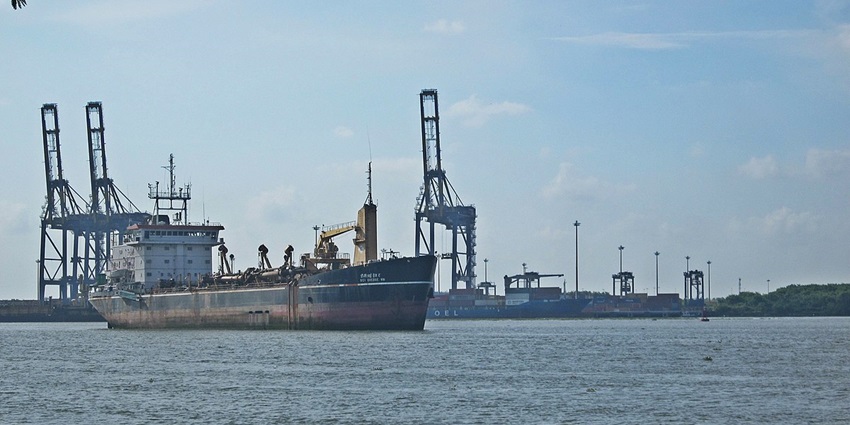 A view of the Arabian Sea Cruise in Kochi in the middle of the sea around green islands.