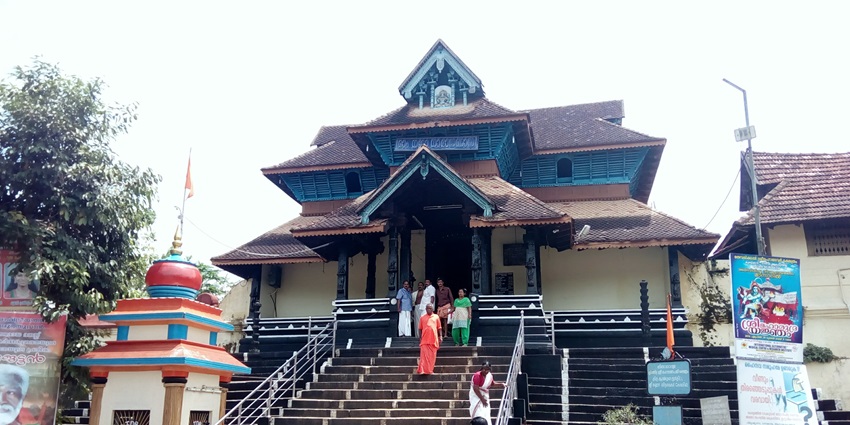 A mesmerising view of the Aranmula Parthasarathy Temple with a lot of people in front.