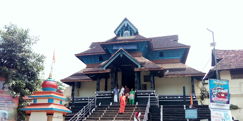 This temple is as old as the tales of Mahabharata, widely known for the Aranmula boat race. Mahabharata, widely known for the Aranmula boat race.