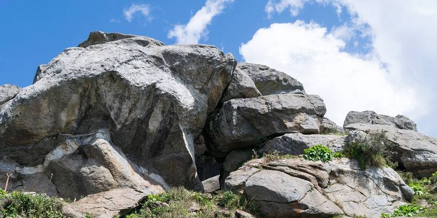 Exploring the Arjun Gufa amid mystic hills is one of the best things to do in Manali.