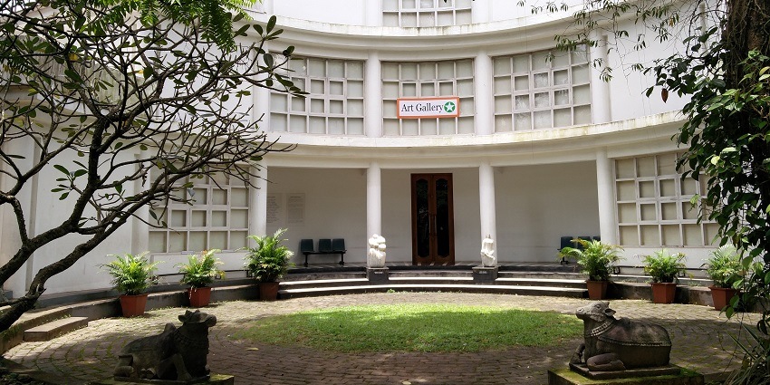 This museum is situated within the palace, reflecting the foreign influence on Kerala