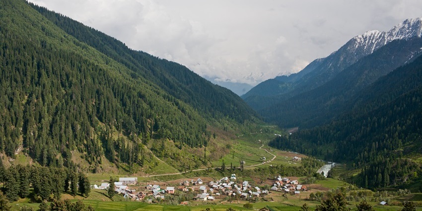 An awe-inspiring view of Aru Valley, featuring towering peaks, verdant valleys, and more.