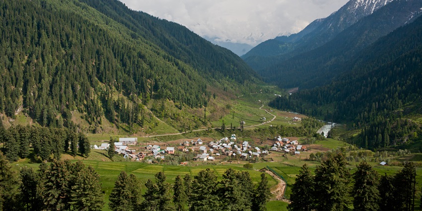 Aru Valley, the breathtaking beauty - one of the best places to travel in Kashmir in June.