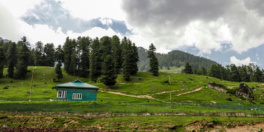 Lush greenery of Aru Valley, a quaint spot to explore near Betaab Valley in winter.